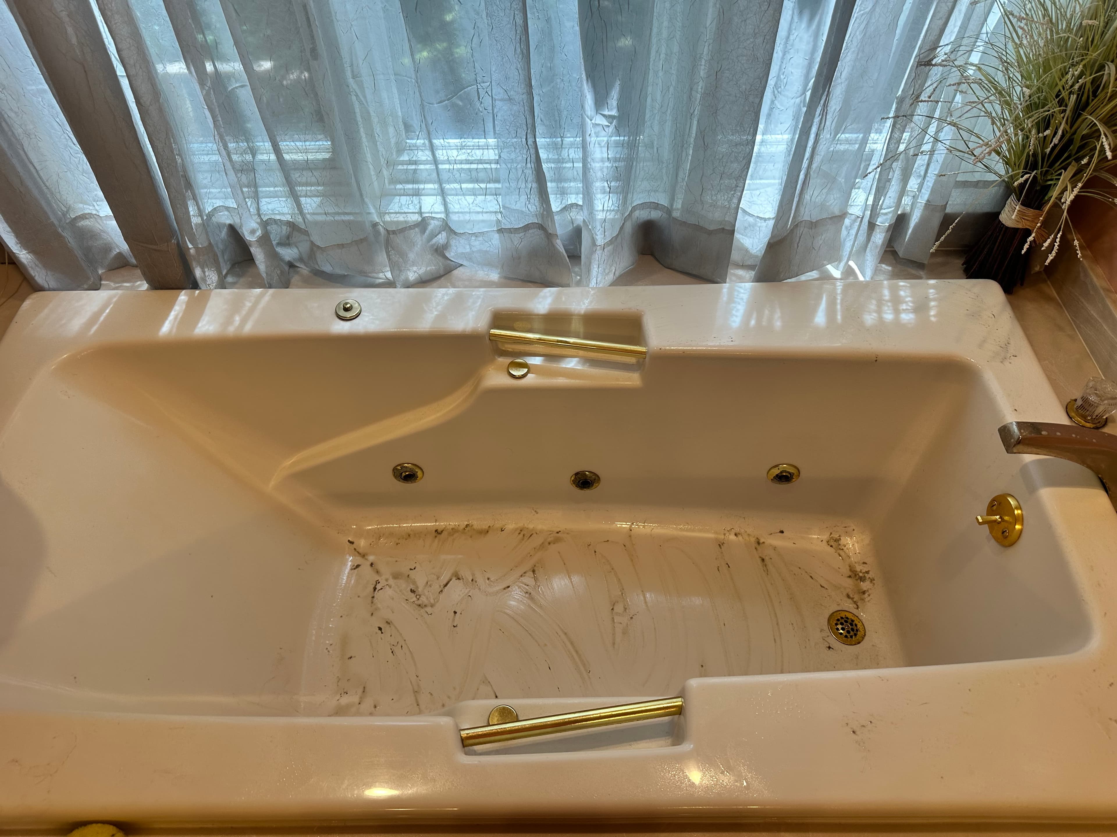 Tub detail clean before